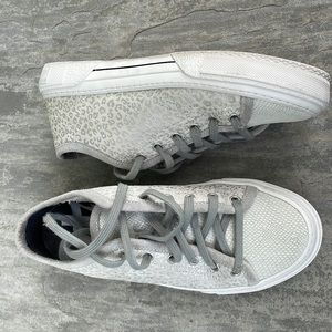 P448 Sneakers 37 EUC